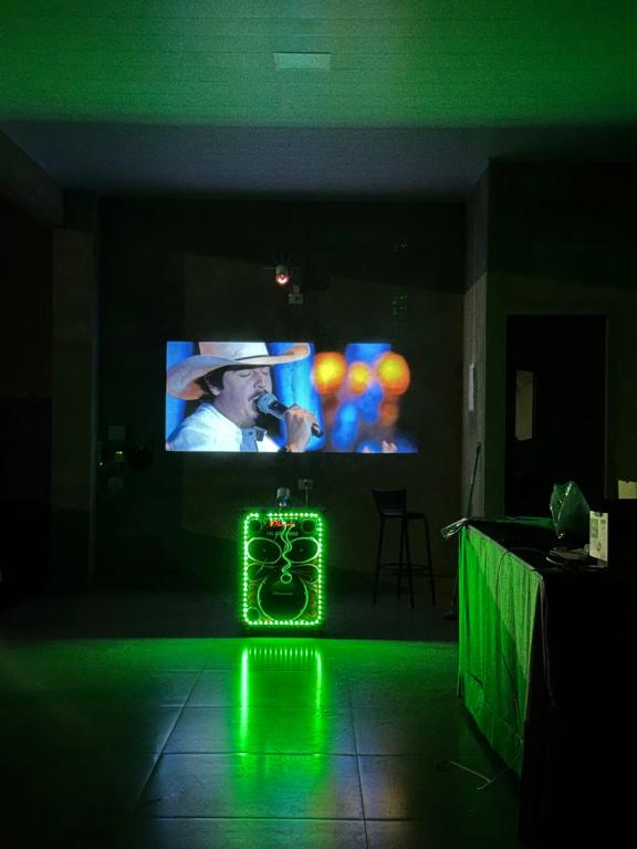 Μια τηλεόραση ή/και κέντρο ψυχαγωγίας στο Rancho Fiel - Lago das Brisas