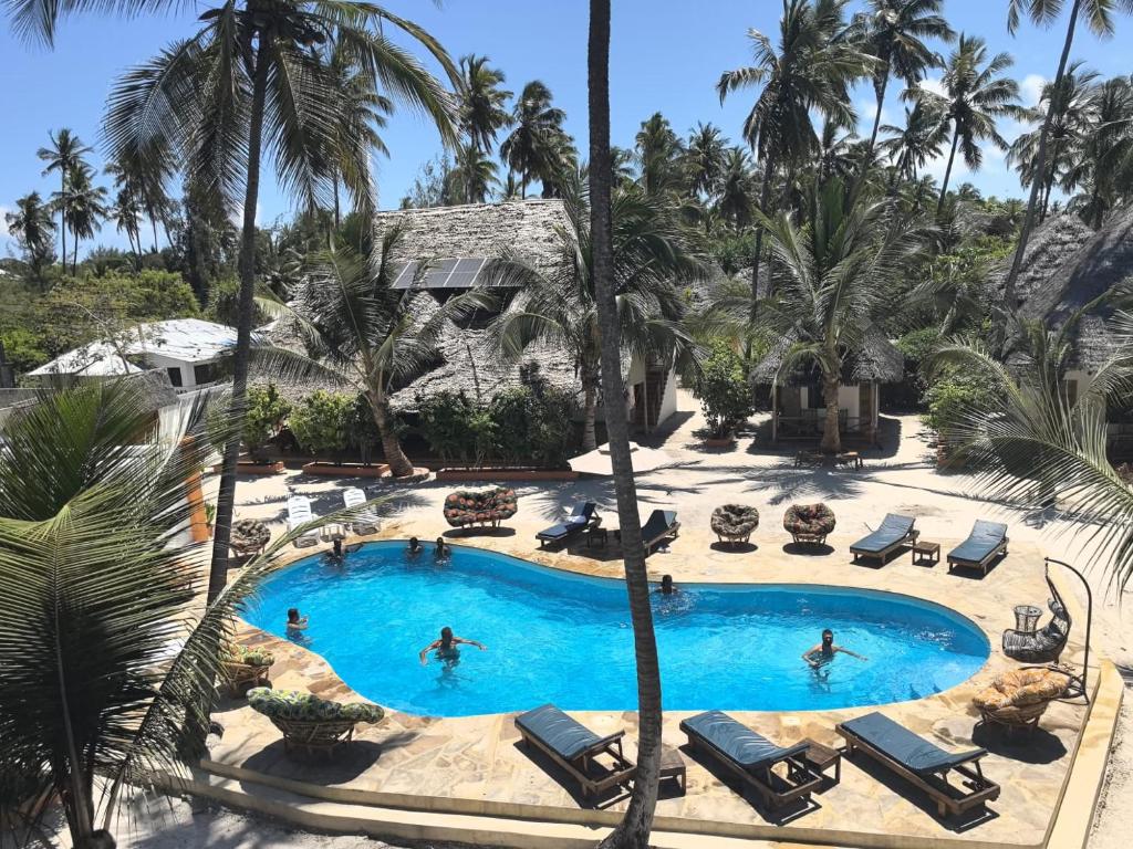 米查维Sunset Mkuu Boutique Hotel的度假村泳池的俯视图