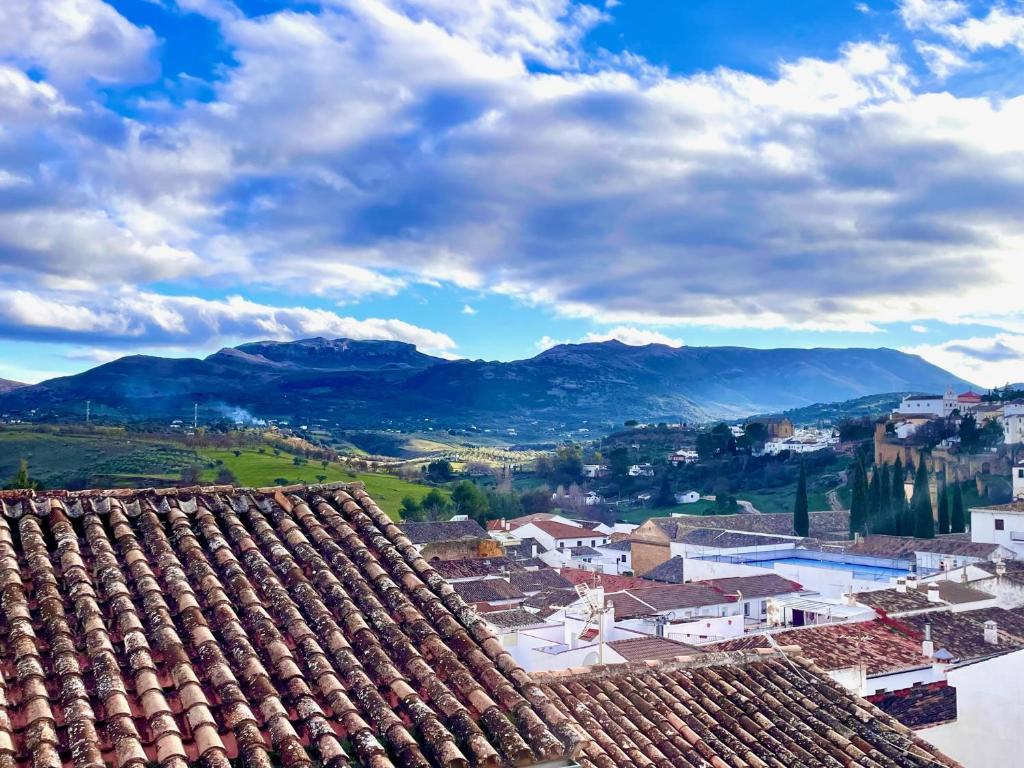 ein Blick auf eine Stadt mit Bergen im Hintergrund in der Unterkunft casa rústica Ronda in Ronda