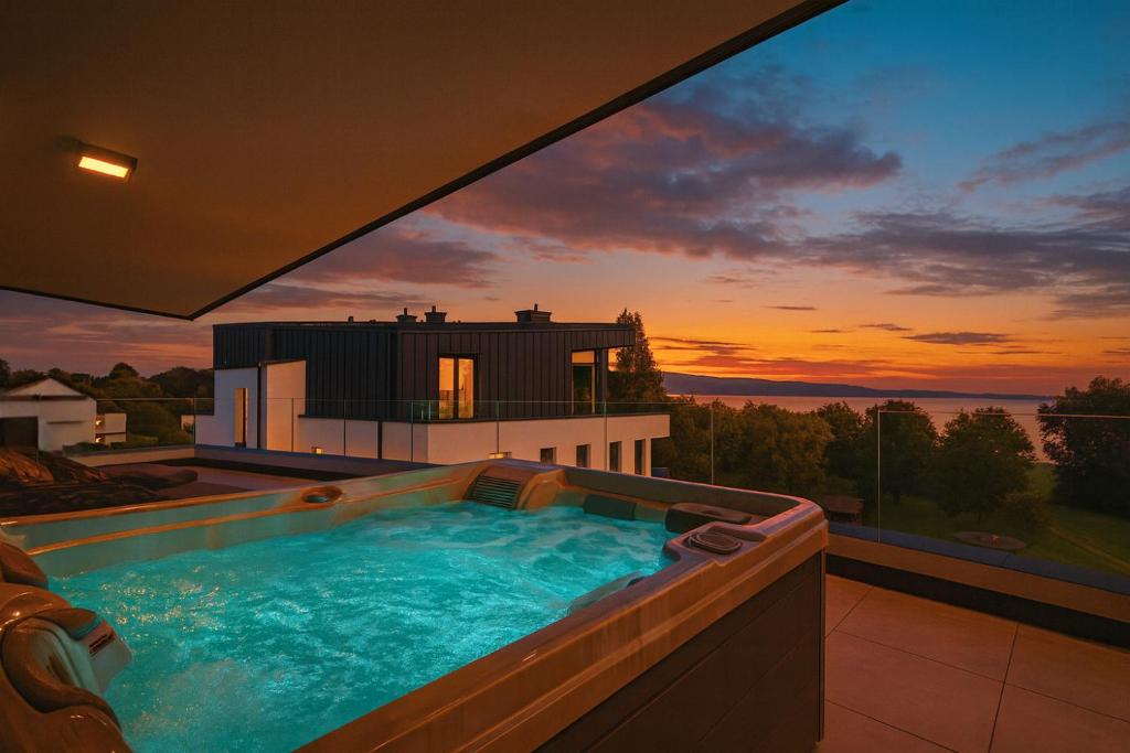 ein Whirlpool auf dem Balkon eines Hauses in der Unterkunft Premium Penthouse in Keszthely