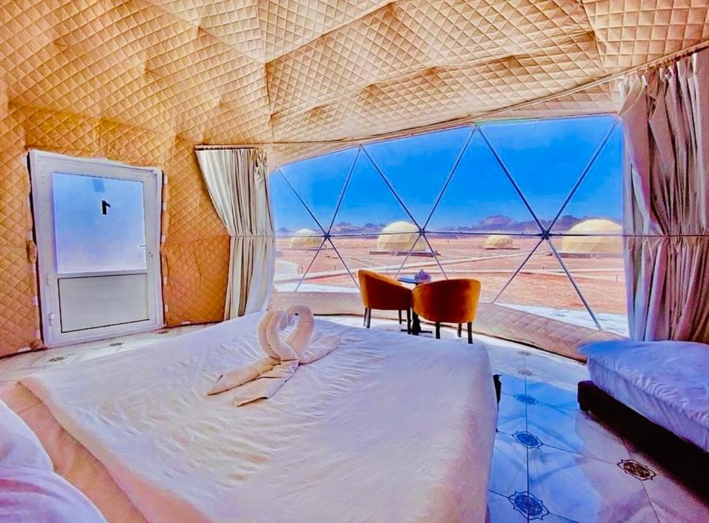 Een bed of bedden in een kamer bij Rum Dreamland luxury camp