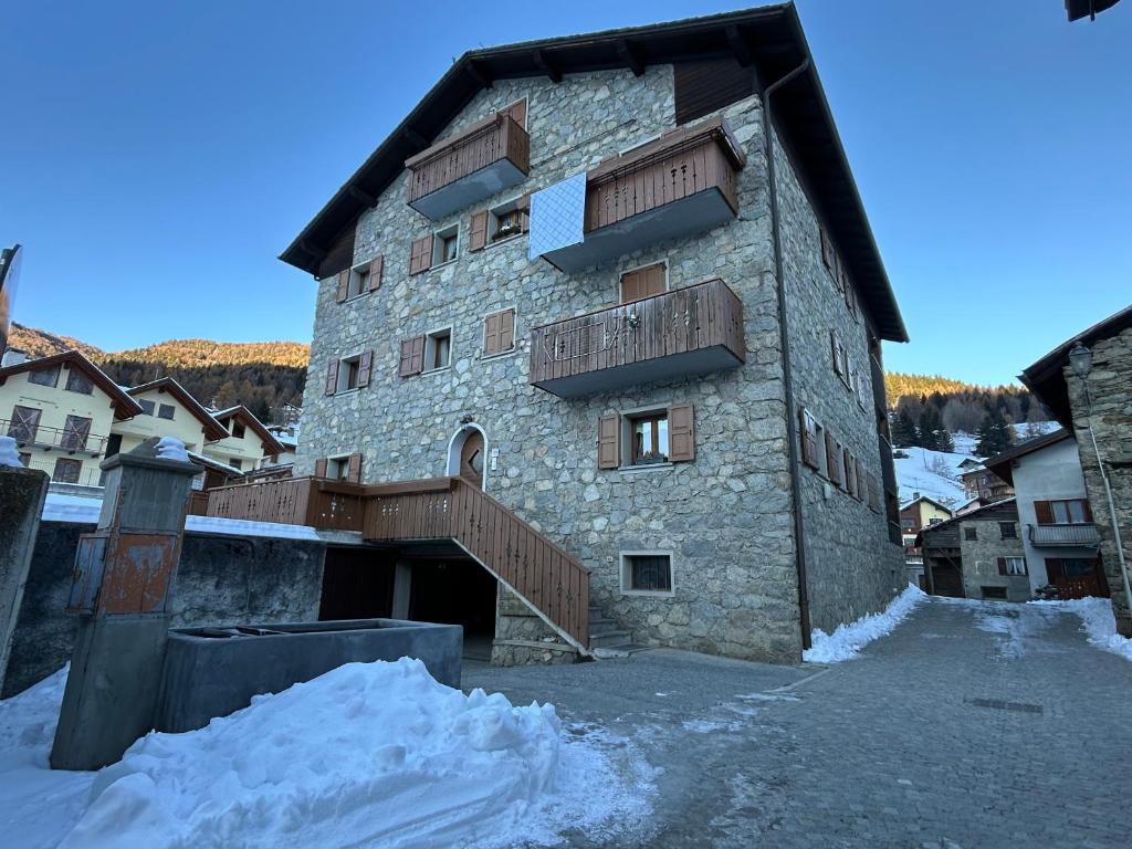 a large stone building with stairs on the side of it at Casa dei cugini in Oga