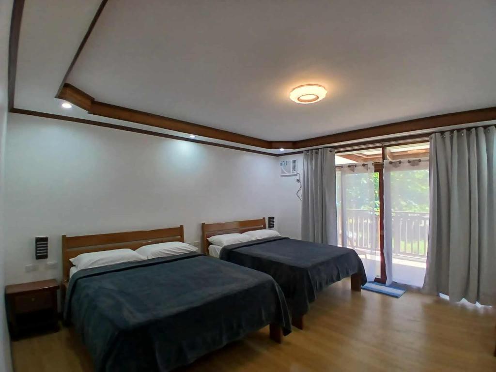 Ένα ή περισσότερα κρεβάτια σε δωμάτιο στο Takbo Beach Resort