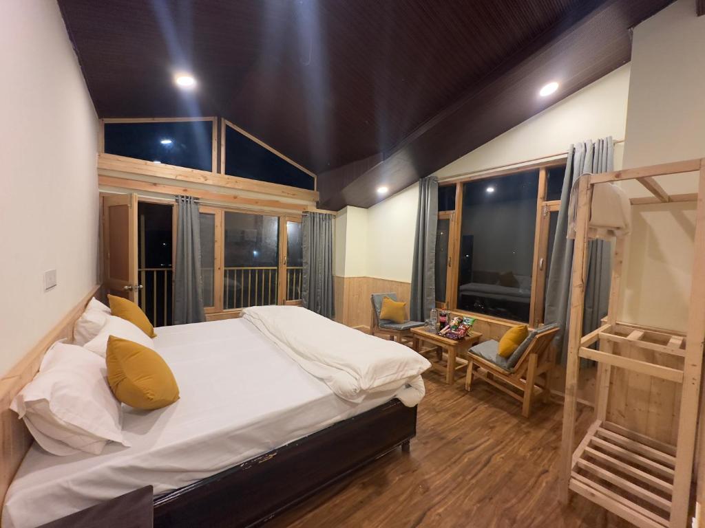 una camera da letto con un letto grande e un balcone di Shiva Den a Manāli