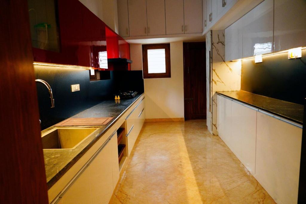 een keuken met een spoelbak en een aanrechtblad bij Sandra Suite Ranga illam in Tiruvannamalai