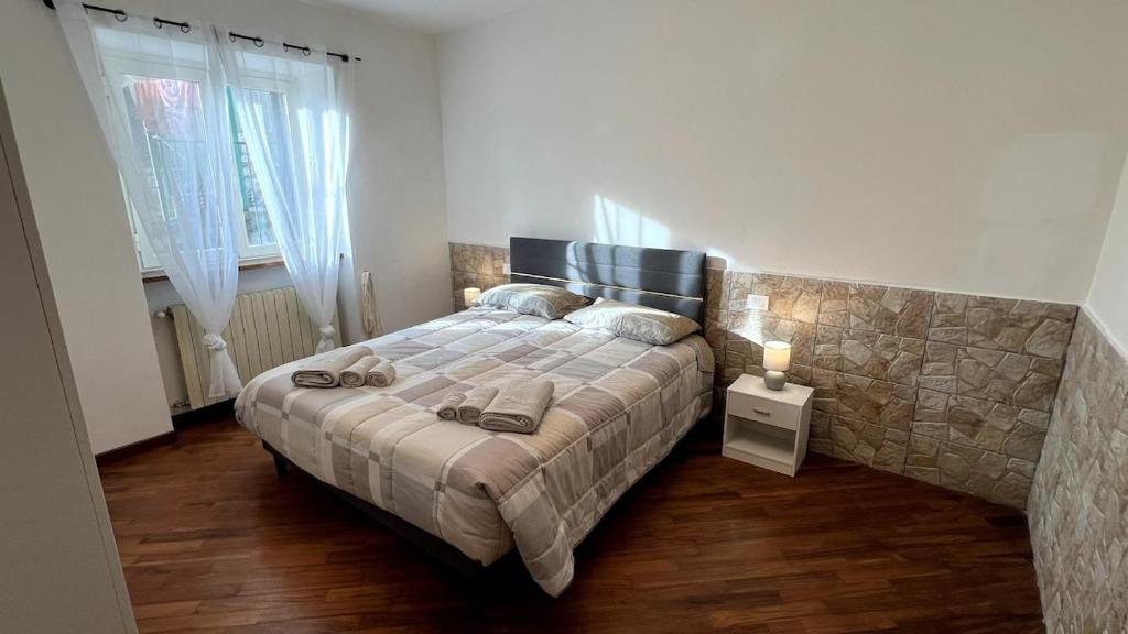 A Predore il tuo nido a due passi dal lago في بريدور: غرفة نوم بها سرير كبير في الغرفة