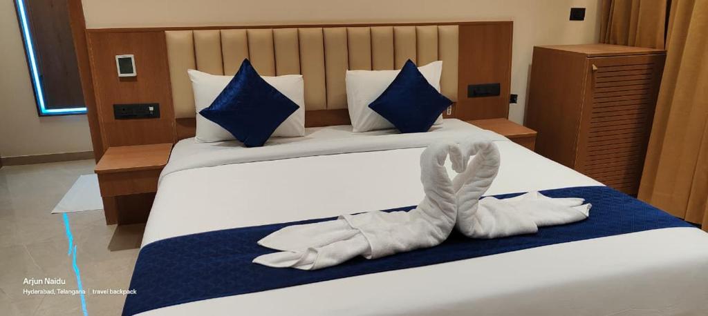 Postel nebo postele na pokoji v ubytování AAA URBAN STAY-Madhapur