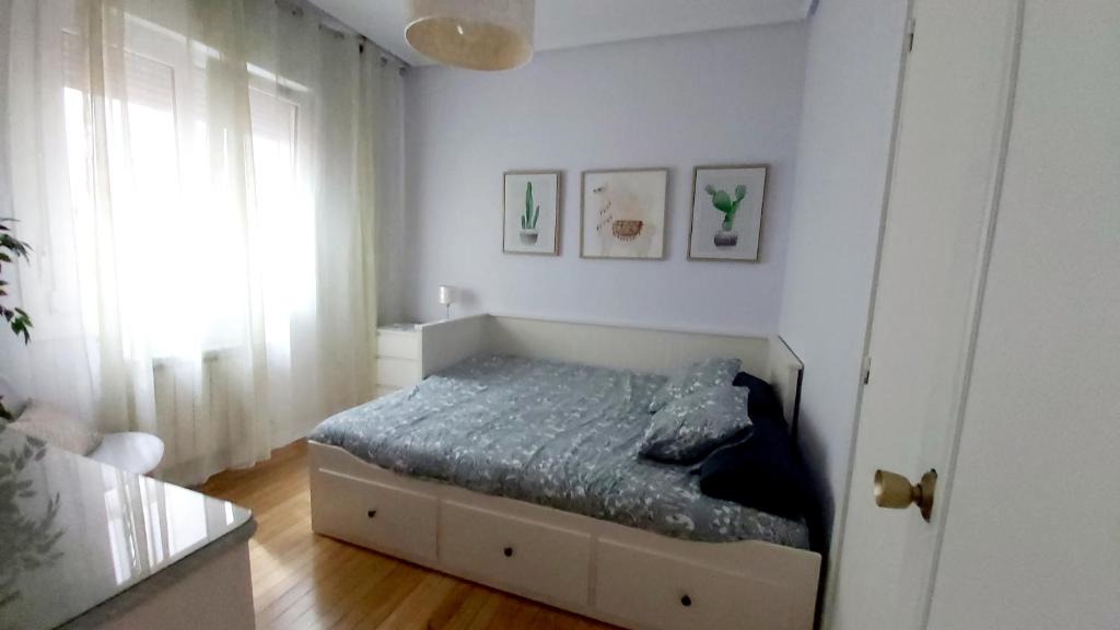 Кровать или кровати в номере Habitación con baño privado cerca del metro