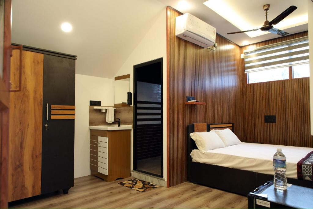 Munroe IslandMunroe Mangrove Forest Lake Holidays Resorts的一间带床和厨房的小卧室