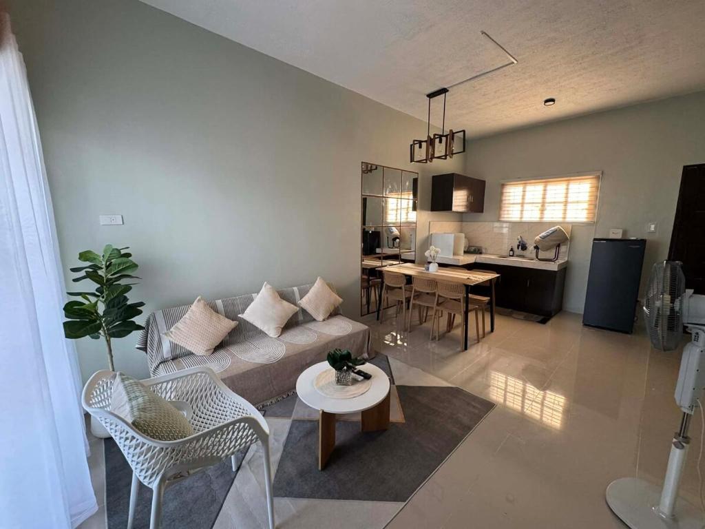 Η κουζίνα ή μικρή κουζίνα στο Elegant House 2-BR at Dahican Mati with Free Wi-Fi