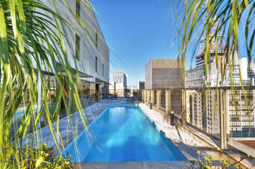 a large swimming pool on the side of a building at Transamerica Executive Paulista in São Paulo