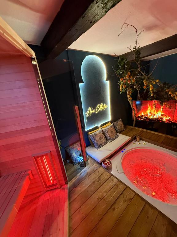 AMA Esclusive SPA Ariosto في فيرّارا: غرفة بها حوض استحمام وغرفة حمراء بها حوض استحمام