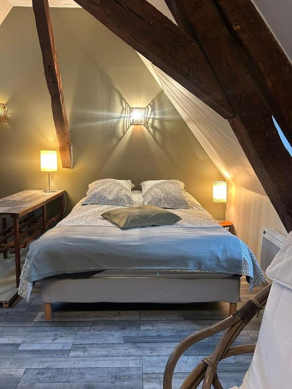 A bed or beds in a room at Le Saint-Vaast