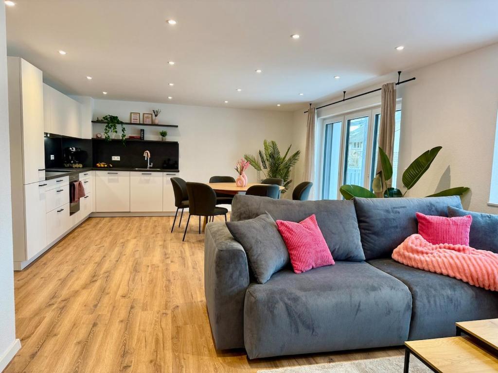 Η κουζίνα ή μικρή κουζίνα στο Pinke Auszeit - Neubau, Stellplatz, Smart-TV, WLAN