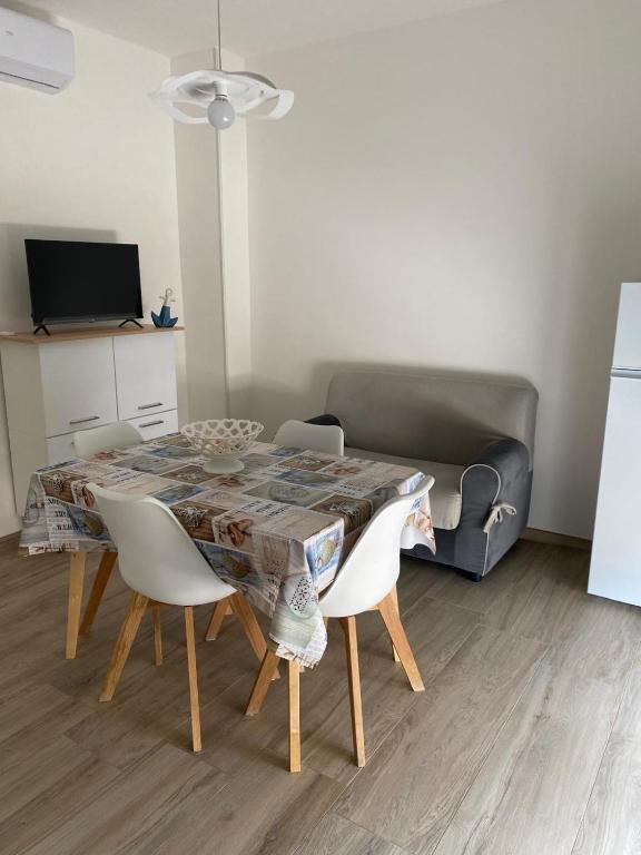 Le Dimore del Mare في توري كان: طاولة طعام وكراسي في غرفة المعيشة