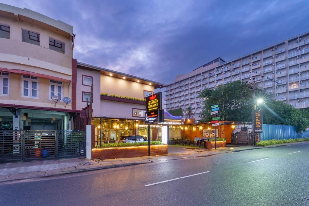 uma rua da cidade com um prédio e um hotel em Beach Corridor Hotel & Spa with Free Airport shuttle em Negombo