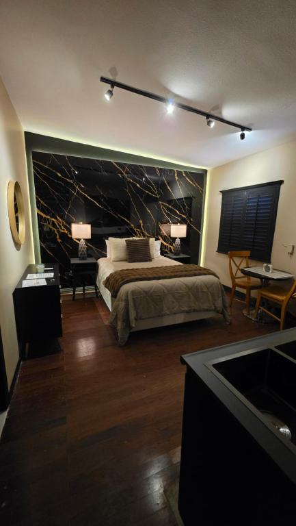 una camera da letto con un letto grande e un tavolo di Luxury Suites Bangkok a 100 mts del consulado a Manuel F. Martínez