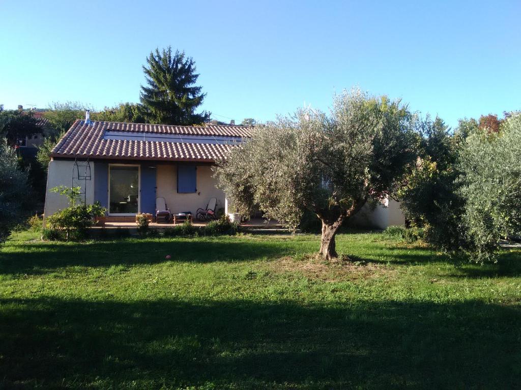 een klein wit huis met een boom in de tuin bij Maison individuelle avec piscine privée in Peyruis