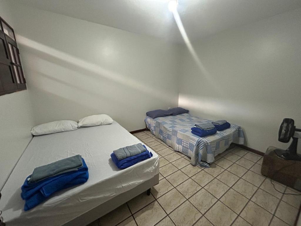 una camera con due letti e una luce sul muro di Hostel São Geraldo a Garanhuns