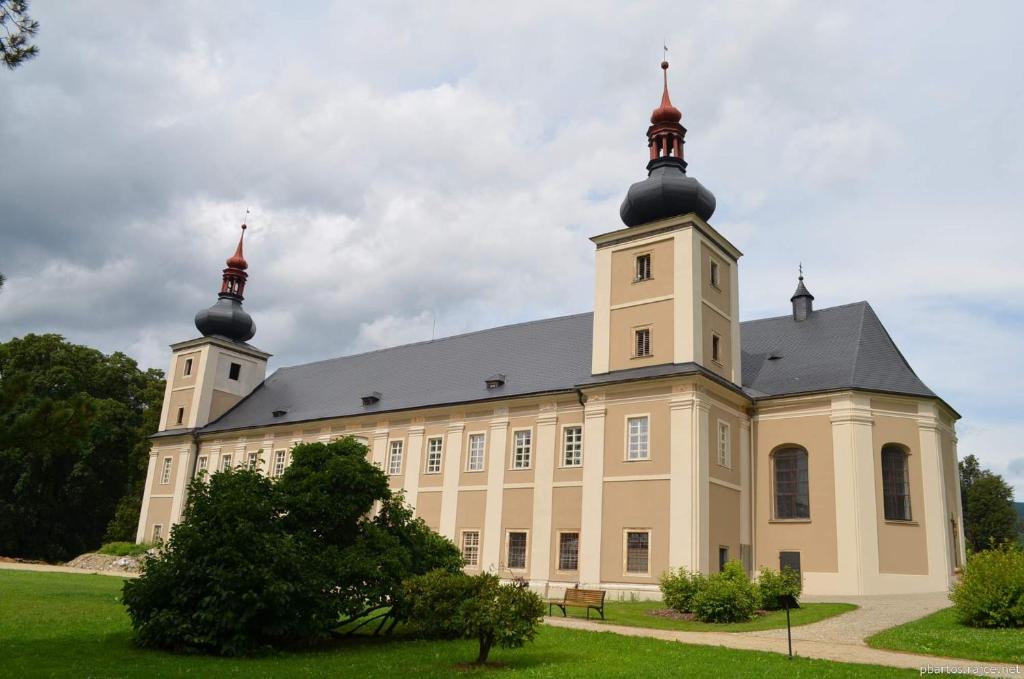 卢捷拿纳德德斯努Zamek Loucna nad Desnou的一座大型建筑,上面有两个圆顶