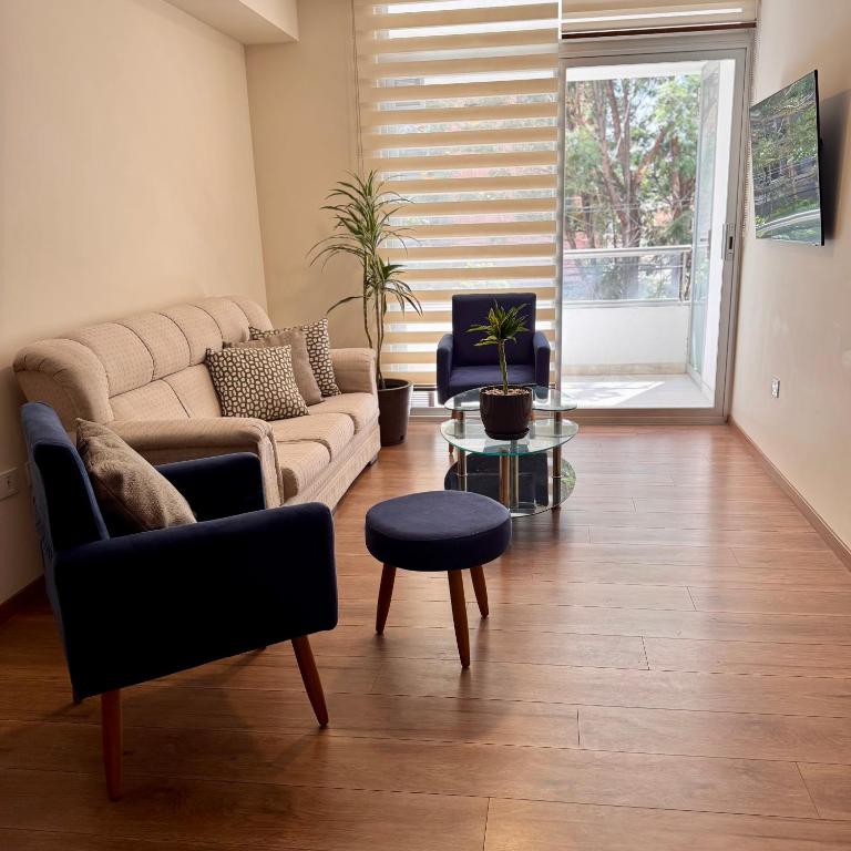 a living room with a couch and a table at Depar 1 Dormitorio B in Cochabamba