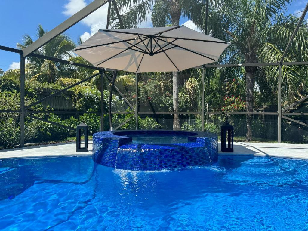 Бассейн в Three-Bedroom House - Best area-Heated Pool-Spa and Sauna Close to Beaches или поблизости