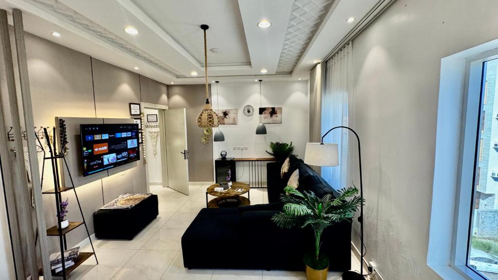 Μια τηλεόραση ή/και κέντρο ψυχαγωγίας στο استديو بوصول ذاتي غرفتين