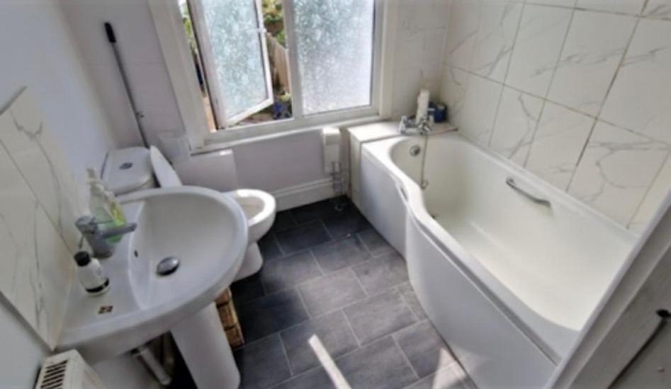 Phòng tắm tại Gravesend - 4 bedroom house great for contractors