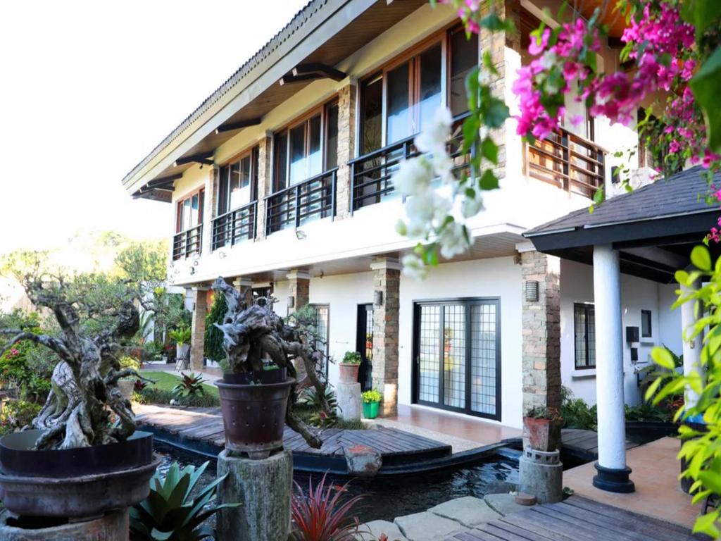 ein Haus mit Pflanzen davor in der Unterkunft Sunrise Beach Front in Boracay