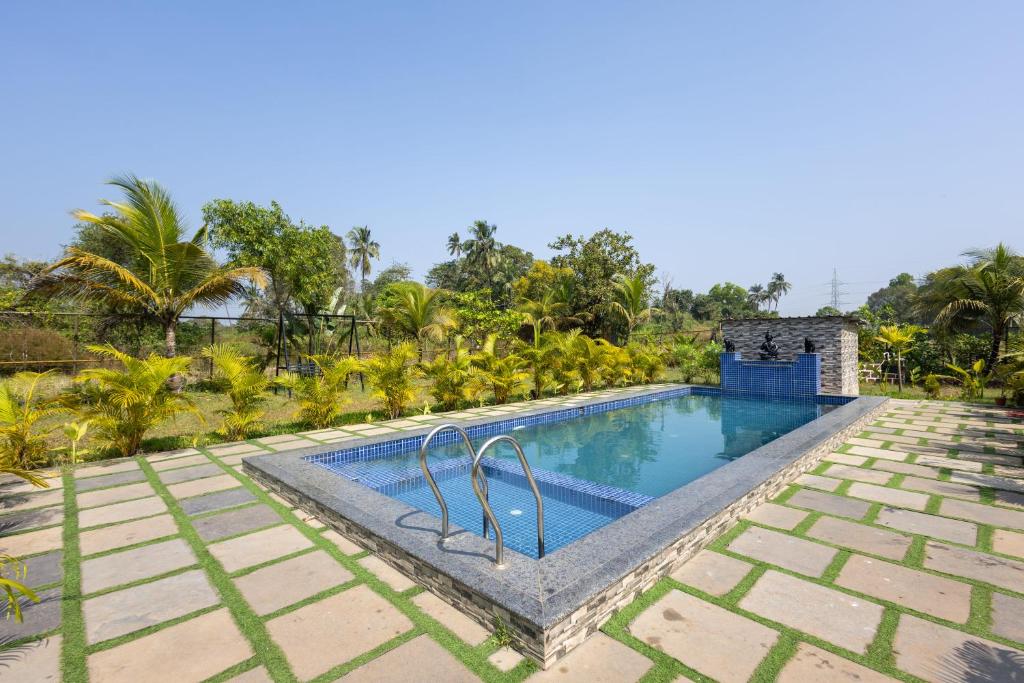 Nature Bloom Resort في Paror: صورة لحمام سباحة في منتجع