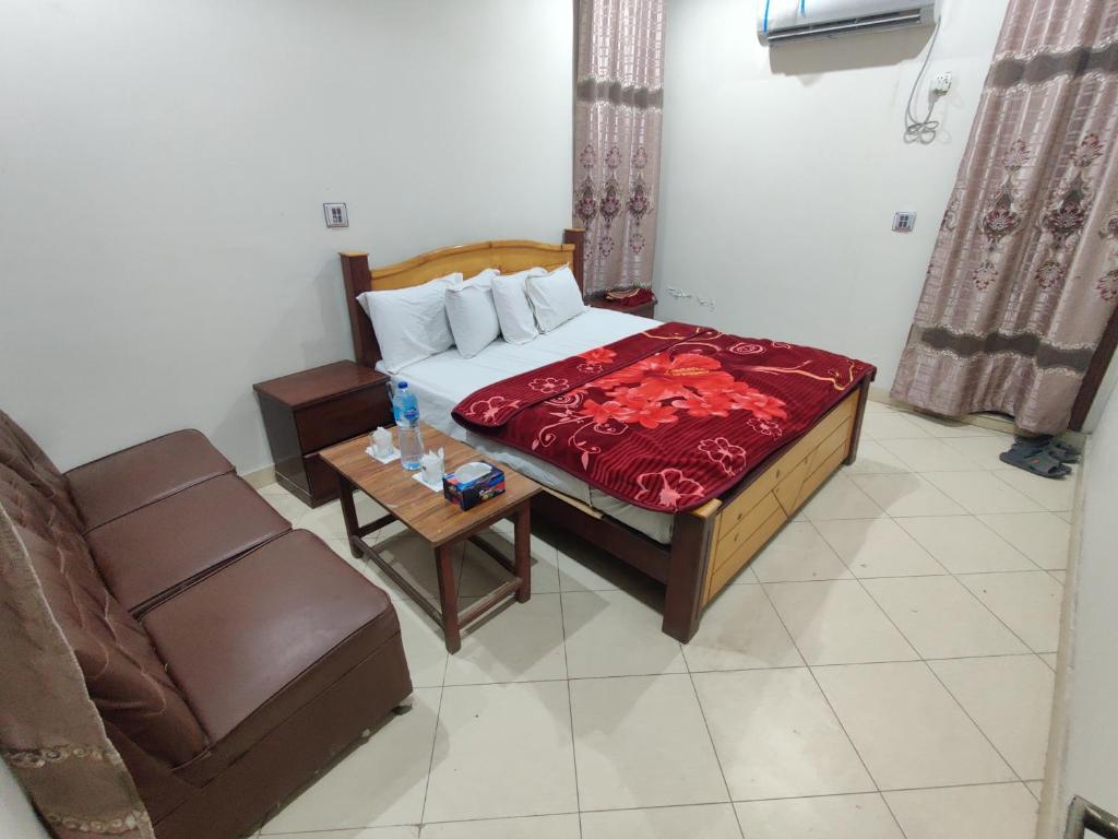 Ένα ή περισσότερα κρεβάτια σε δωμάτιο στο Al Huda Hotel