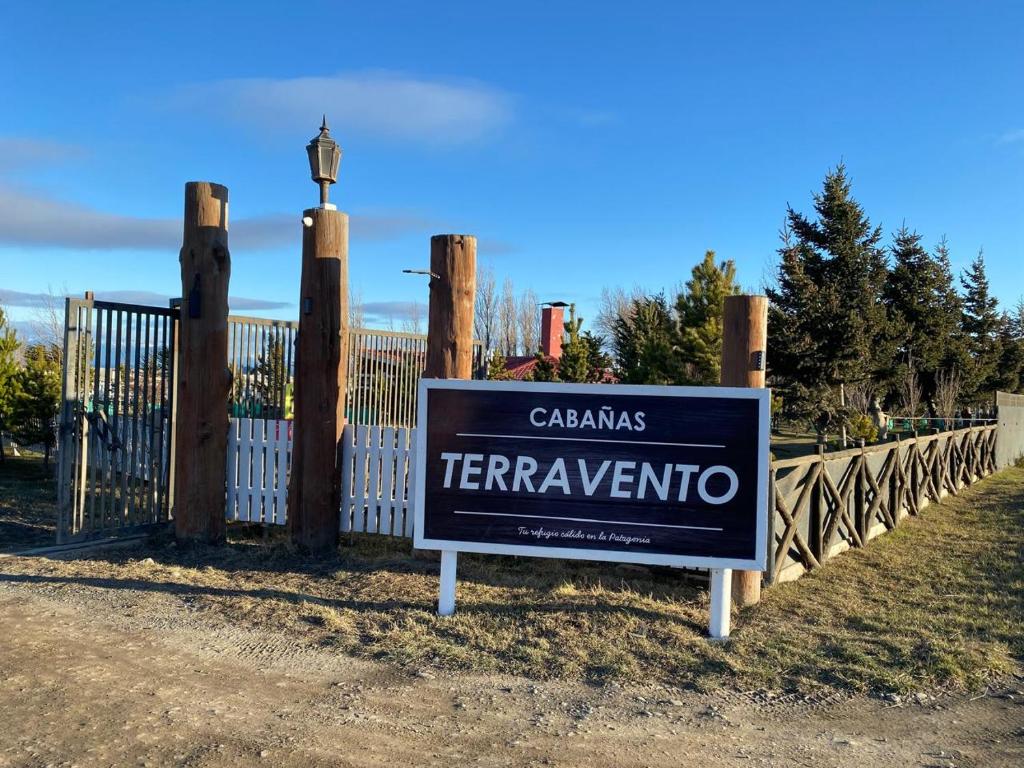 纳塔列斯港Cabañas Terravento的栅栏前的标志