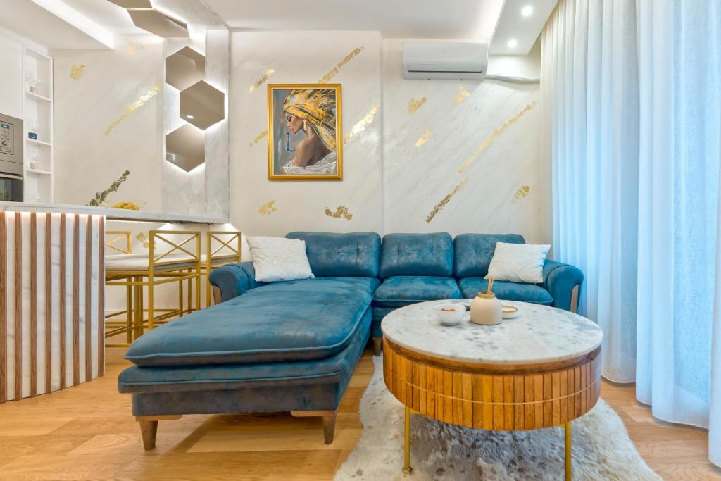 BukorovacにあるQueen Lidijaの青いソファとテーブルのあるリビングルーム