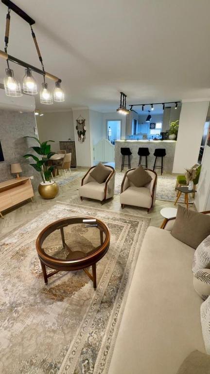 Гостиная зона в Luxury Apartment in Dokki شقة فاخره في الدقي