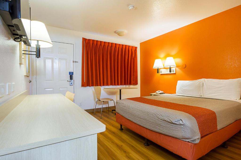 Postel nebo postele na pokoji v ubytování Motel 6 Mesa North