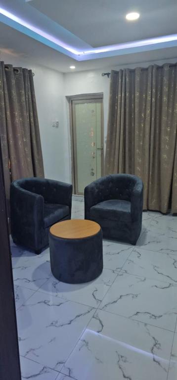 Χώρος καθιστικού στο Subscribe to Famous Channel