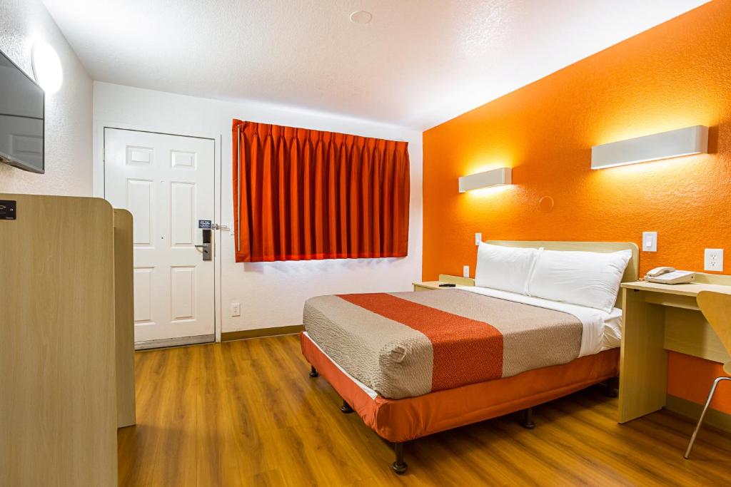 Postel nebo postele na pokoji v ubytování Motel 6 Mesa North