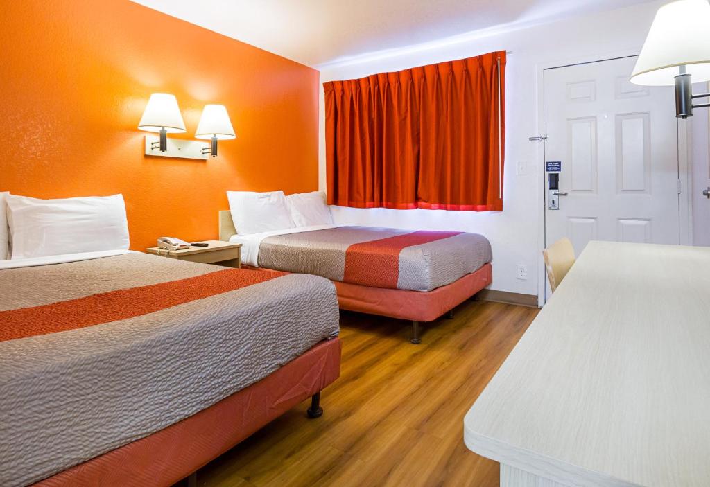 Postel nebo postele na pokoji v ubytování Motel 6 Mesa North