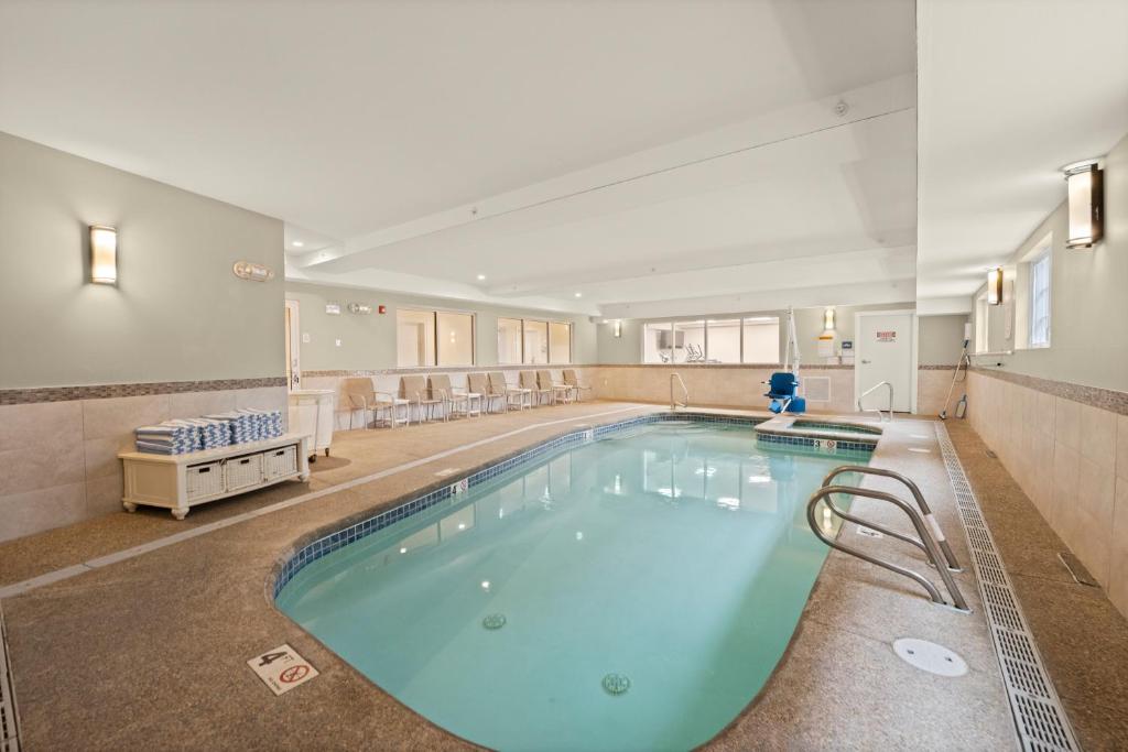 Hồ bơi trong/gần York Beach Residence Club