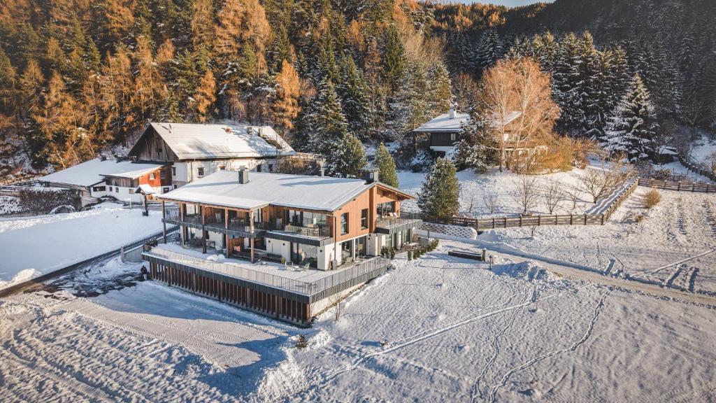eine Luftaufnahme eines Hauses im Schnee in der Unterkunft Der Hof - Perntal Retreat in Gais