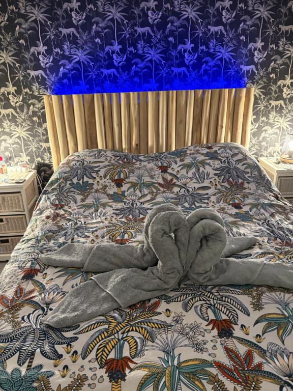 En eller flere senge i et værelse på Maison atypique 5 couchages ,2 lits doubles et un lit simple ! avec un grand terrain !animaux bienvenus !wifi netflix écran plat 4k