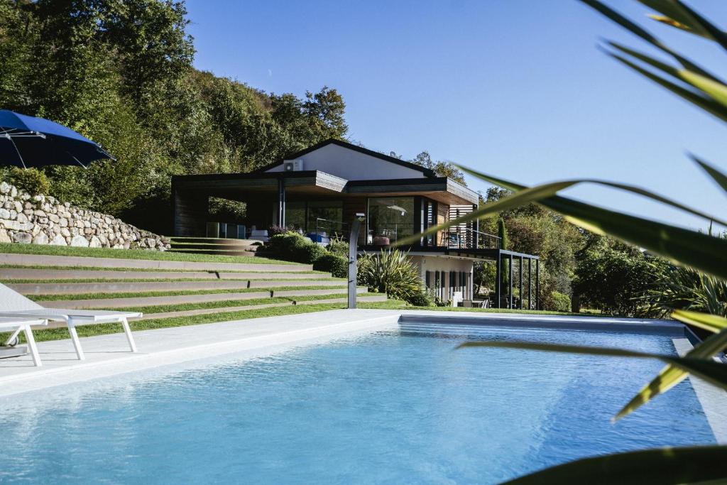 een huis met een zwembad voor een huis bij Villa Casaliva with Private Pool in Albisano