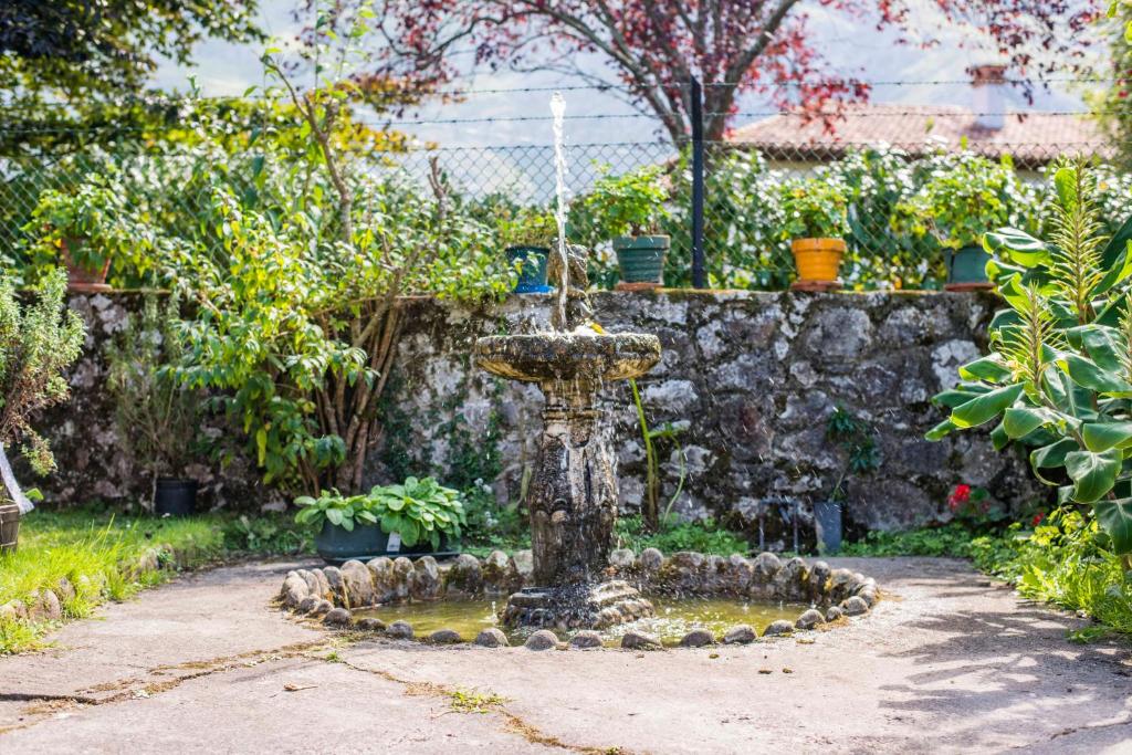 Quintana de LlanesにあるLos Calderonesの庭の中の噴水