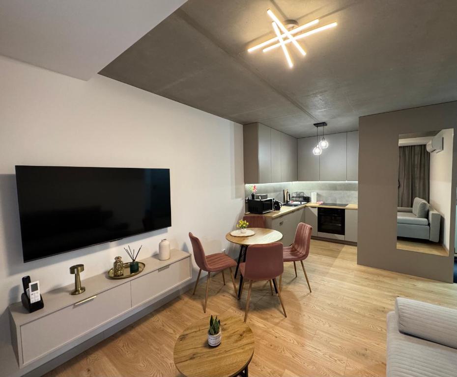 TV a/nebo společenská místnost v ubytování Apartament Piastów - PARKING