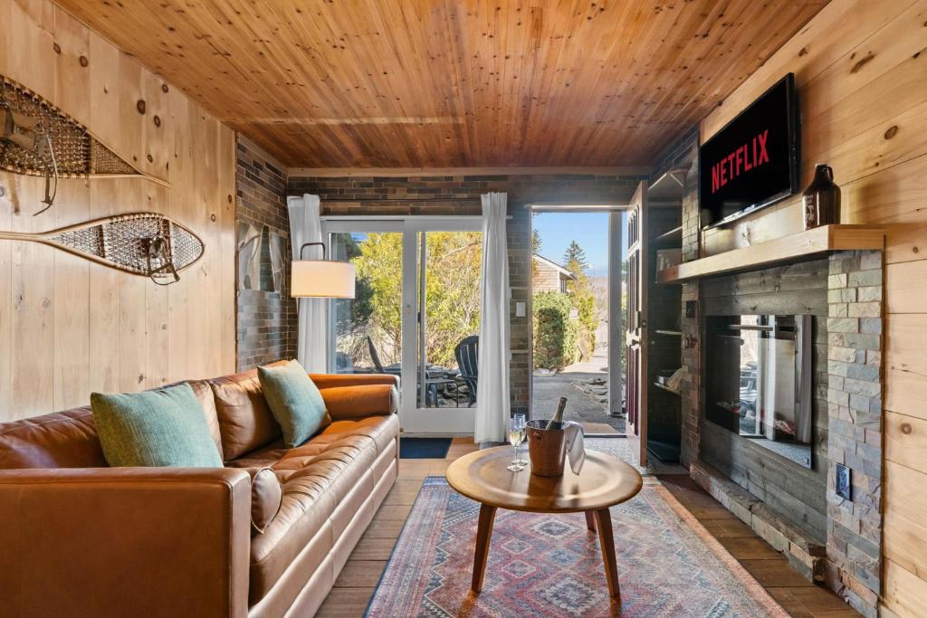 ein Wohnzimmer mit Couch und Kamin in der Unterkunft Ski In Ski Out Hunter Mtn Seasonal Pool Access w Panoramic Views Hike Swim Fish Unwind in Lanesville