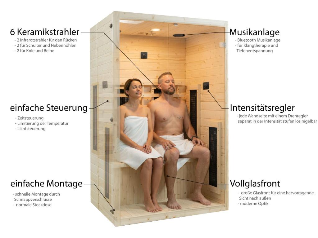 ein Mann und eine Frau sitzen in einer Sauna in der Unterkunft LaVida Star in Blumenstein