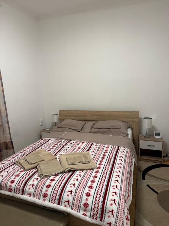 een slaapkamer met een bed met twee handdoeken erop bij Kitti Kuckója in Debrecen