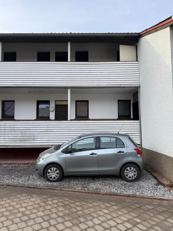 Un coche plateado aparcado frente a un edificio en Grüne Oase in Stadtnähe, en Unna