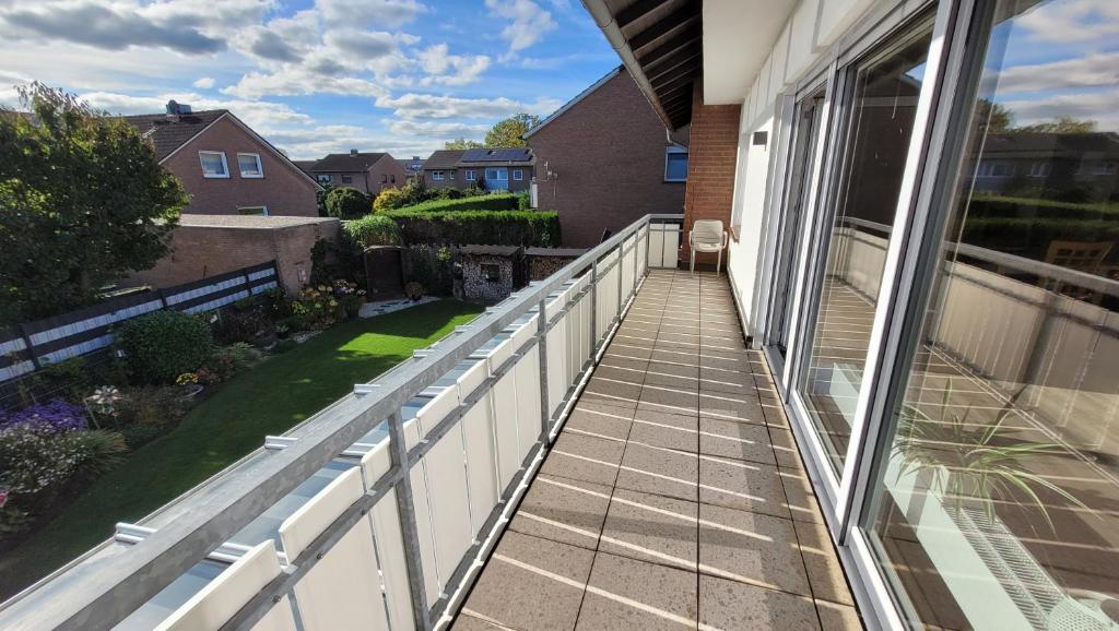 einen Balkon eines Hauses mit einem weißen Zaun in der Unterkunft Stay at Gardi - Ferienwohnung in Bocholt