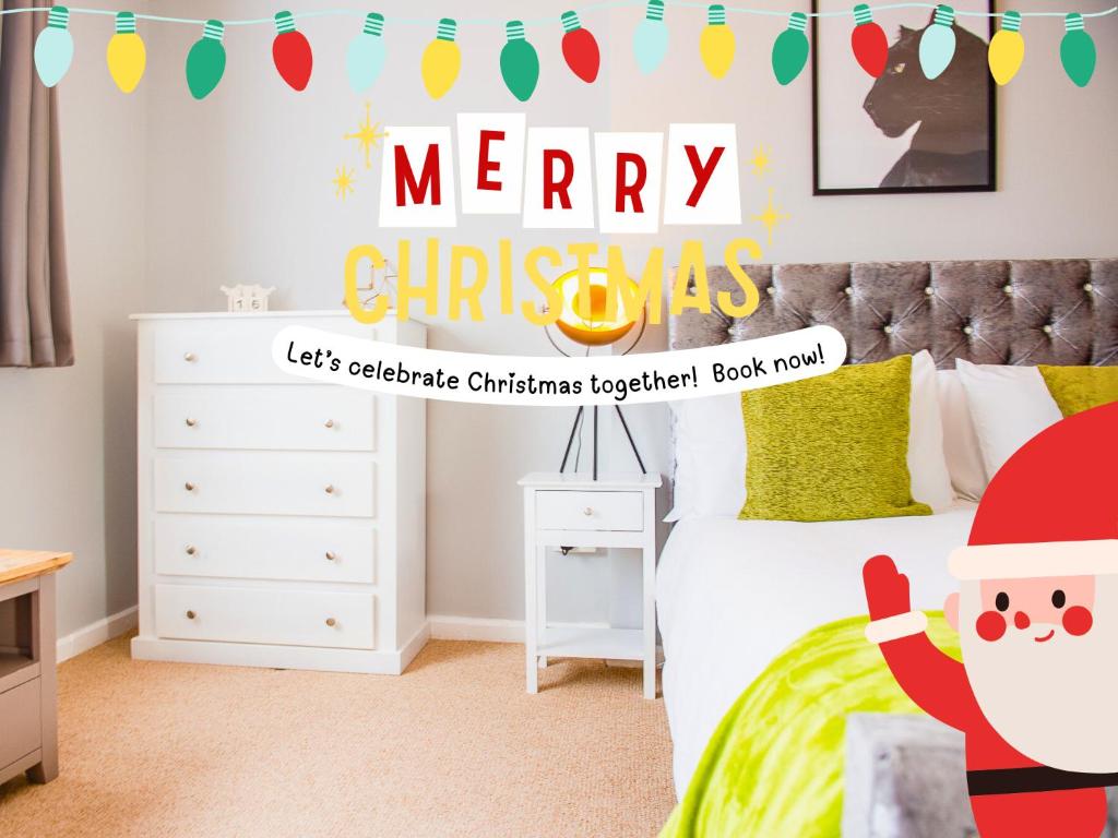een kinderkamer met een vrolijk kerstbord aan de muur bij 4 Bed - 2 Baths 1 Walk In Shower Lots Of Parking in Ipswich